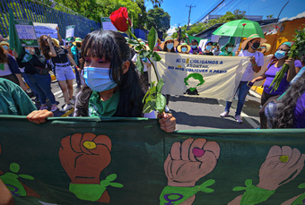 Salvadoran women on the Global Day of Action for Abortion, 28 September. Photo: Camilo Freedman/Zuma Press Inc/Alamy Stock Photo. All rights reserved