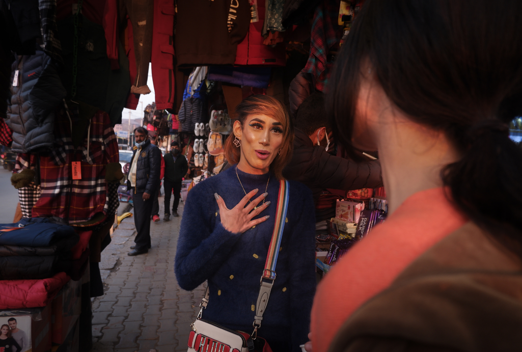 Manu meeting a fan in the Srinagar market, who asked to take a selfie with her