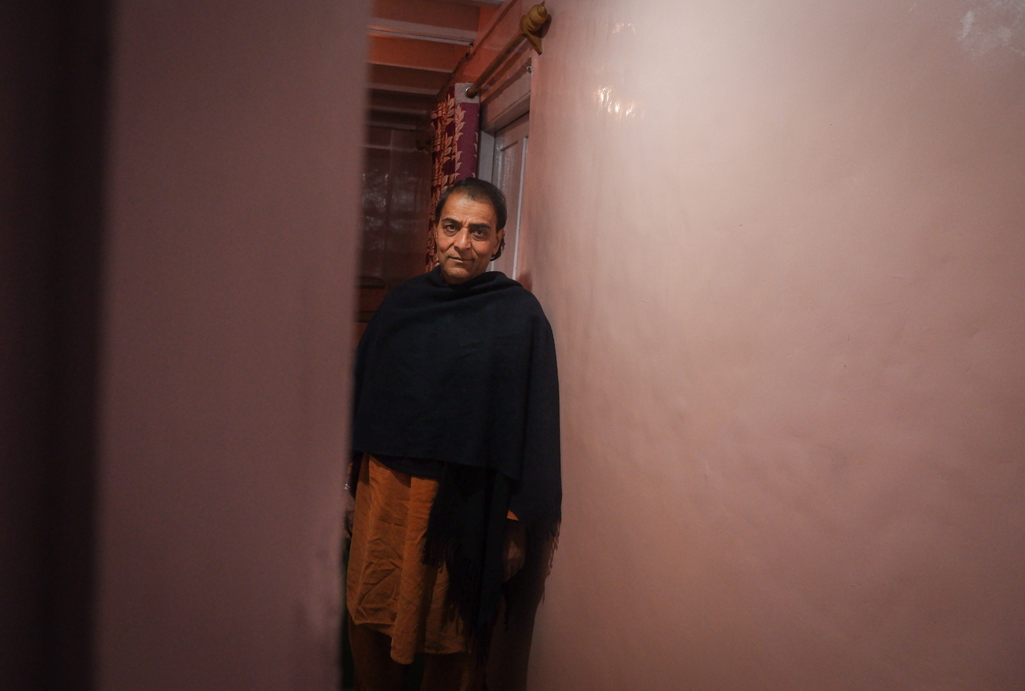 Reshma poses for a picture, wearing a simple kurta shalwar with a broad shawl over their shoulder