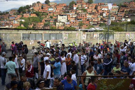 People line up to cast their vote in Petare shantytown, Caracas. Globovisión/flickr. Some rights reserved.