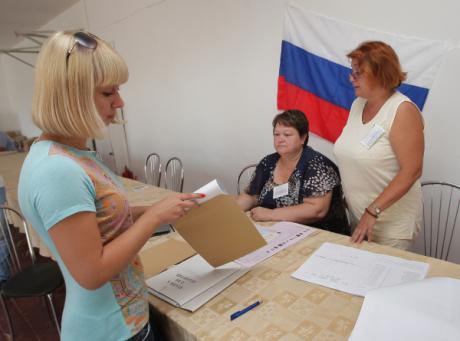 A women casts an early ballot in the Crimean town of Sudak.