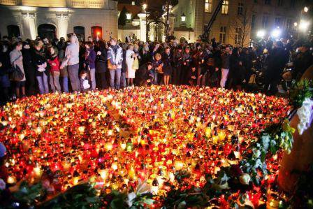 People mourn president Kaczynski in Warsaw