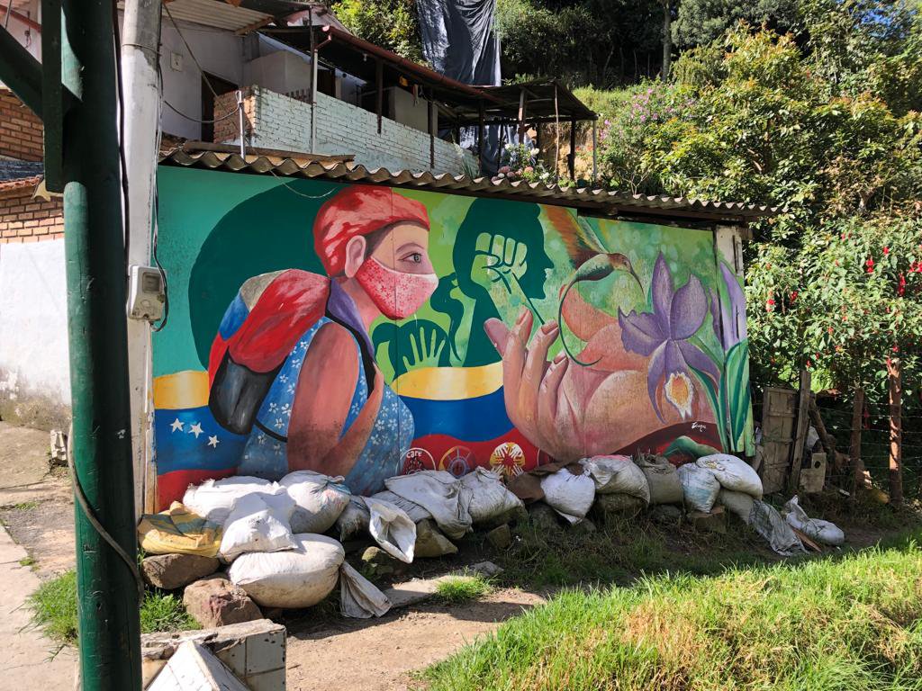 Mural en homenaje a Marta Duque y su trabajo con migrantes. Pamplona, Colombia.