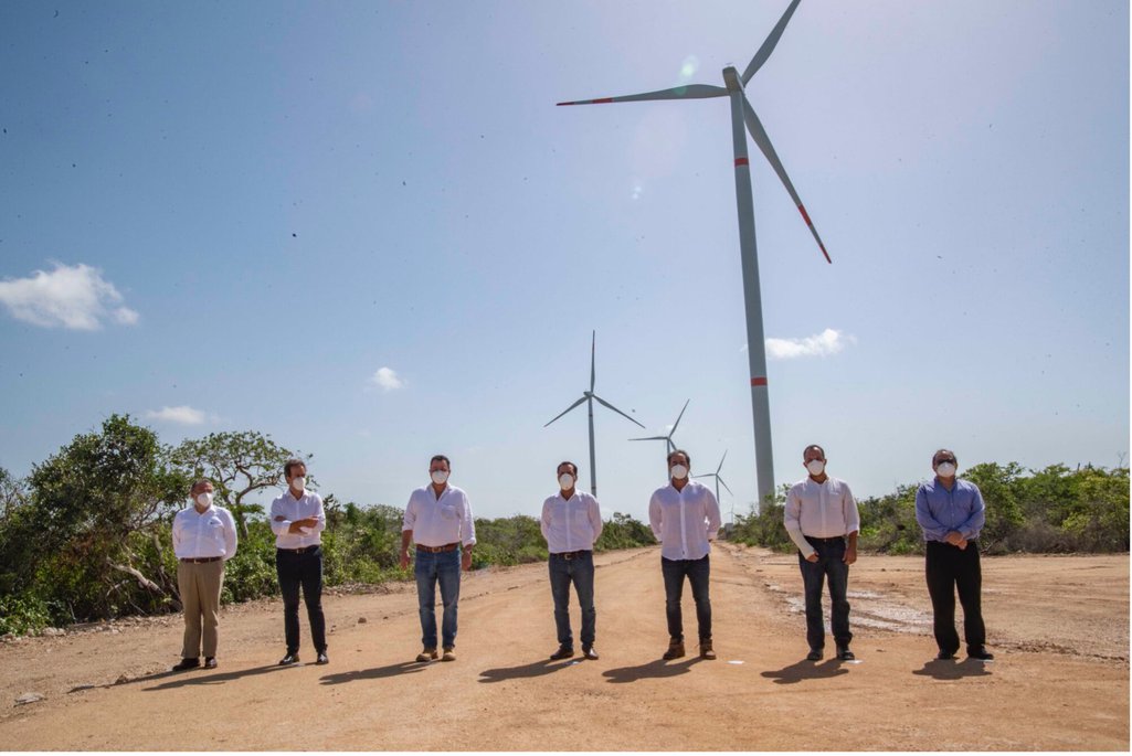 Sete homens frente às turbinas