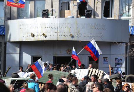 Anti-government protesters waving russian flags in Luhansk occupy government buildings. 