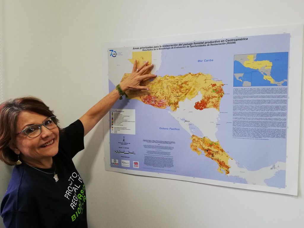 Zulma de Mendoza, coordinadora regional del proyecto de Biodiversidad Costera de la UICN, señala un mapa de áreas prioritarias para la restauración forestal en Centroamérica