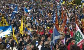 _63073100_march_crowd_flags2.jpg