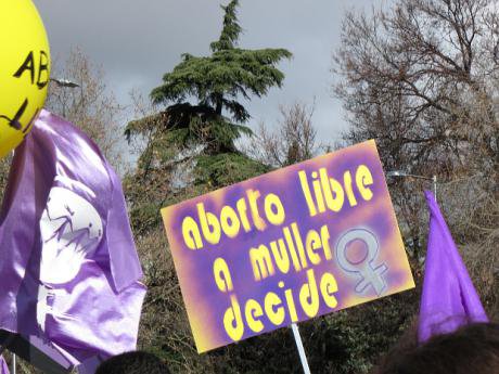Protest banners, one saying &#39;aborto libre a muller decide&#39;