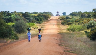 african-women-walking-along-road-2983081_1280.jpg