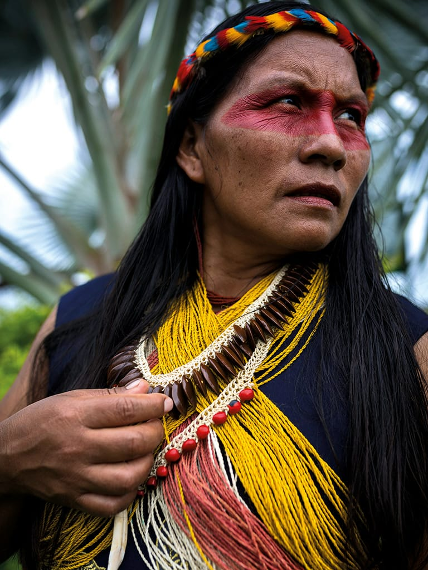 Alicia Cahuiya em roupa tradicional na mata