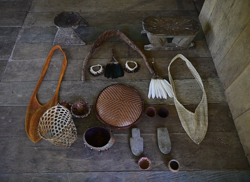 Cestas, mochilas e adornos em superfície de madeira