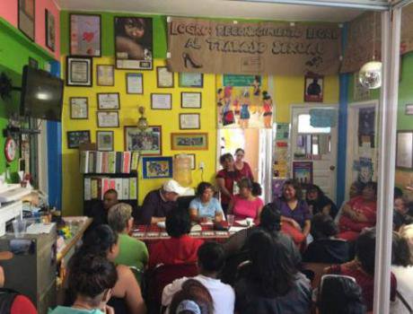 A meeting of sex workers at Brigada Callejera. Image: Esquerra Anticapitalista/Raúl Zibechi. Some rights reserved.