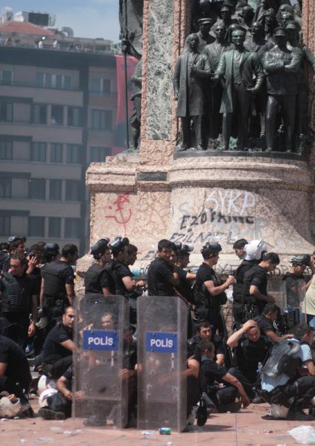 Turkish police forces at the republic monument. Hans Rusinek. All rights reserved.