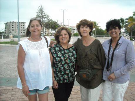 Patrícia Toscano con lsu hermana Yolanda y amigos Alejandra y Aracely , recogieron las firmas.
