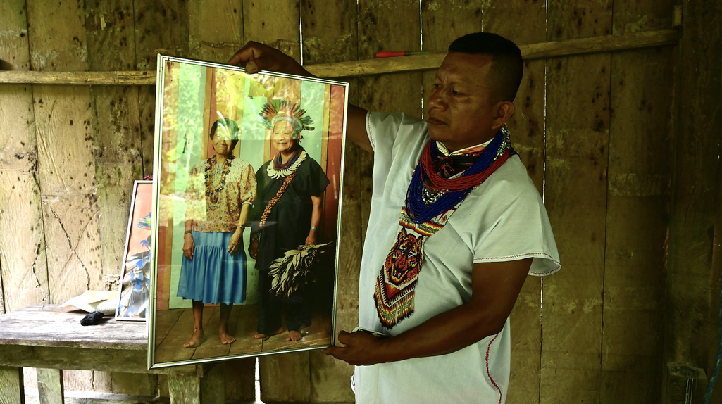 Yesid Piaguaje mostra a fotografia de seu pai
