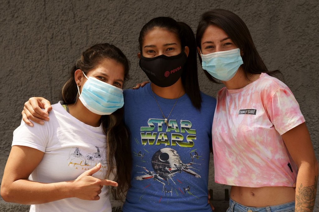 María Gabriela Valecillos (izquierda) y sus compañeras del Atlético, Yéssica Rodríguez (centro) y Paola Curtone posan tras terminar su aislamiento por COVID-19, el 10 de marzo de 2021. Foto: Yadira Pérez