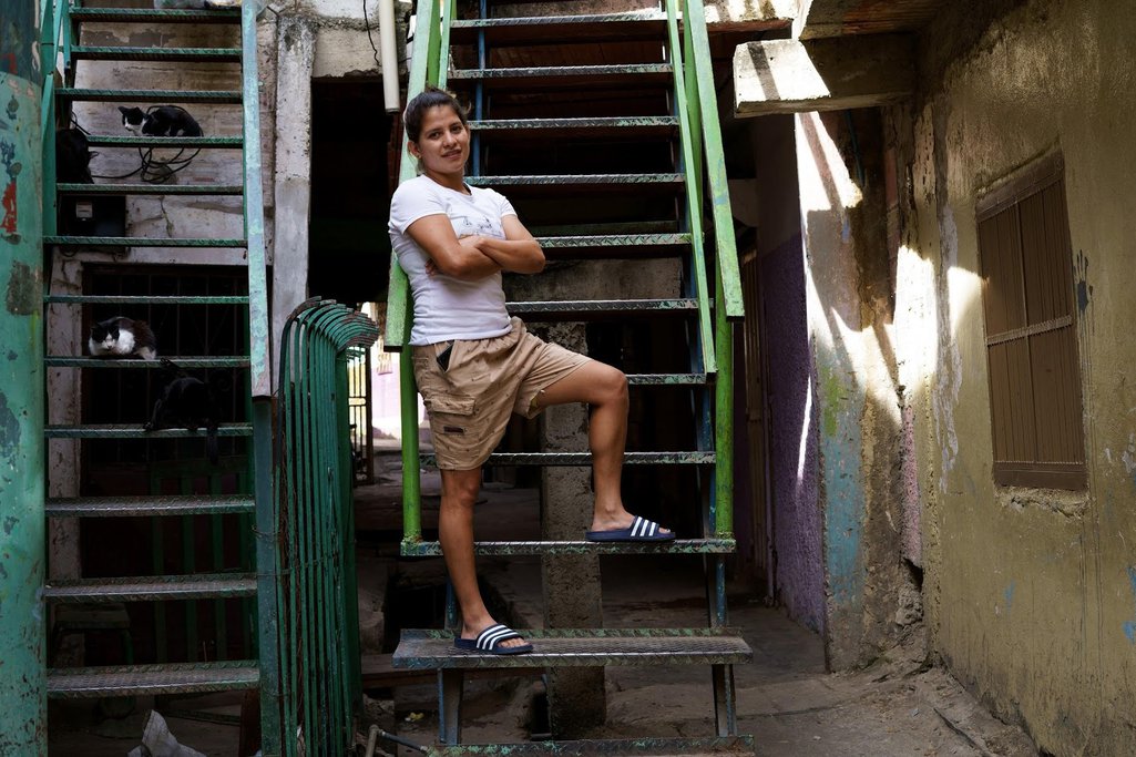 La tres veces campeona nacional María Gabriela Valecillos posa afuera de la casa alquilada en Caracas luego de terminar su cuarentena por el COVID-19, el 10 de marzo de 2021. Foto: Yadira Pérez