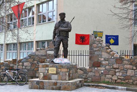memorial in square Mitrovica.jpg