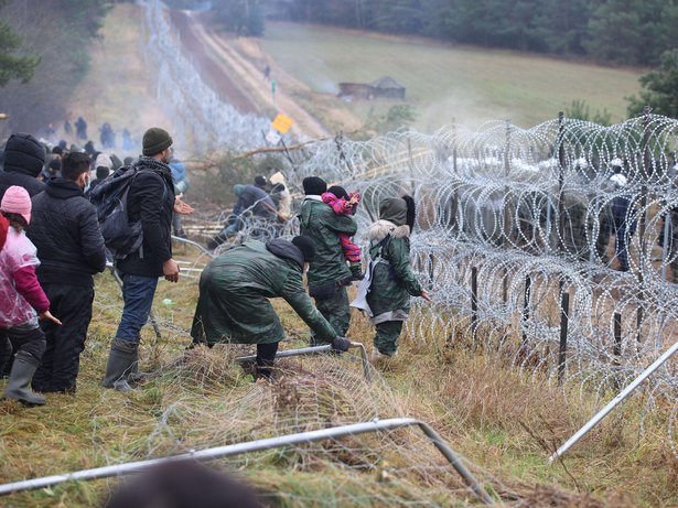 migrants at the Belarusian border