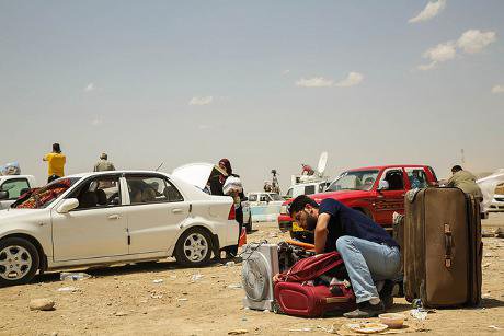 Refugees from Mosul on the road