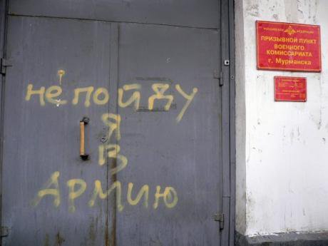 &#39;I won&#39;t go to the army&#39; reads this graffiti at the military recruiting office in Murmansk, Russia