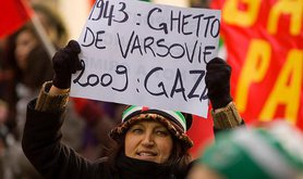 Protester drawing parallel between Warsaw Ghetto and Gaza occupation