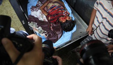 Body of child in Gaza hospital morgue snapped by photographers