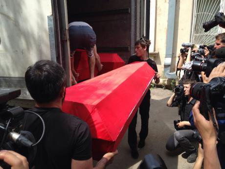 Больше 30 ополченцев умерло в бою за аэропорт. Местные жители хоронят своих убитых.