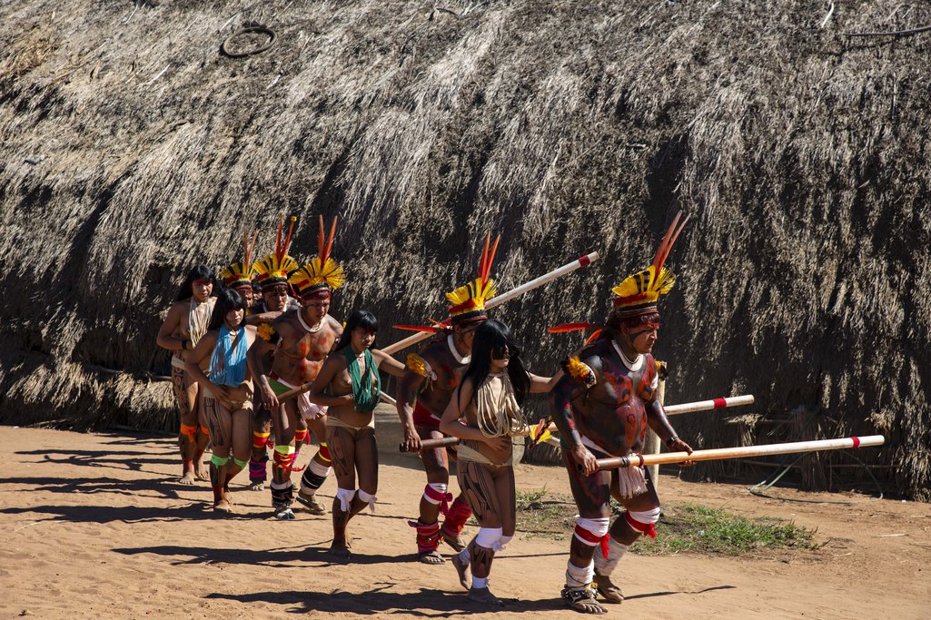 Indígenas alinhados durante ritual