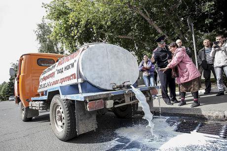 the Gordienko family pours milk down the drain in Omsk. Image courtesy of the author.
