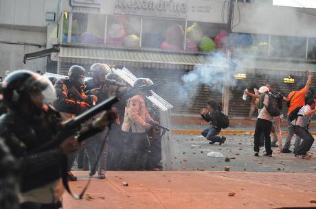 Clash in Caracas between protesters and police