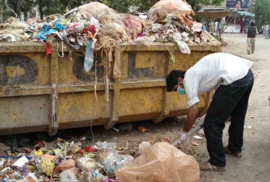 Zimmedar Shehri&#39;s street cleaning and waste collection initiative in Lahore