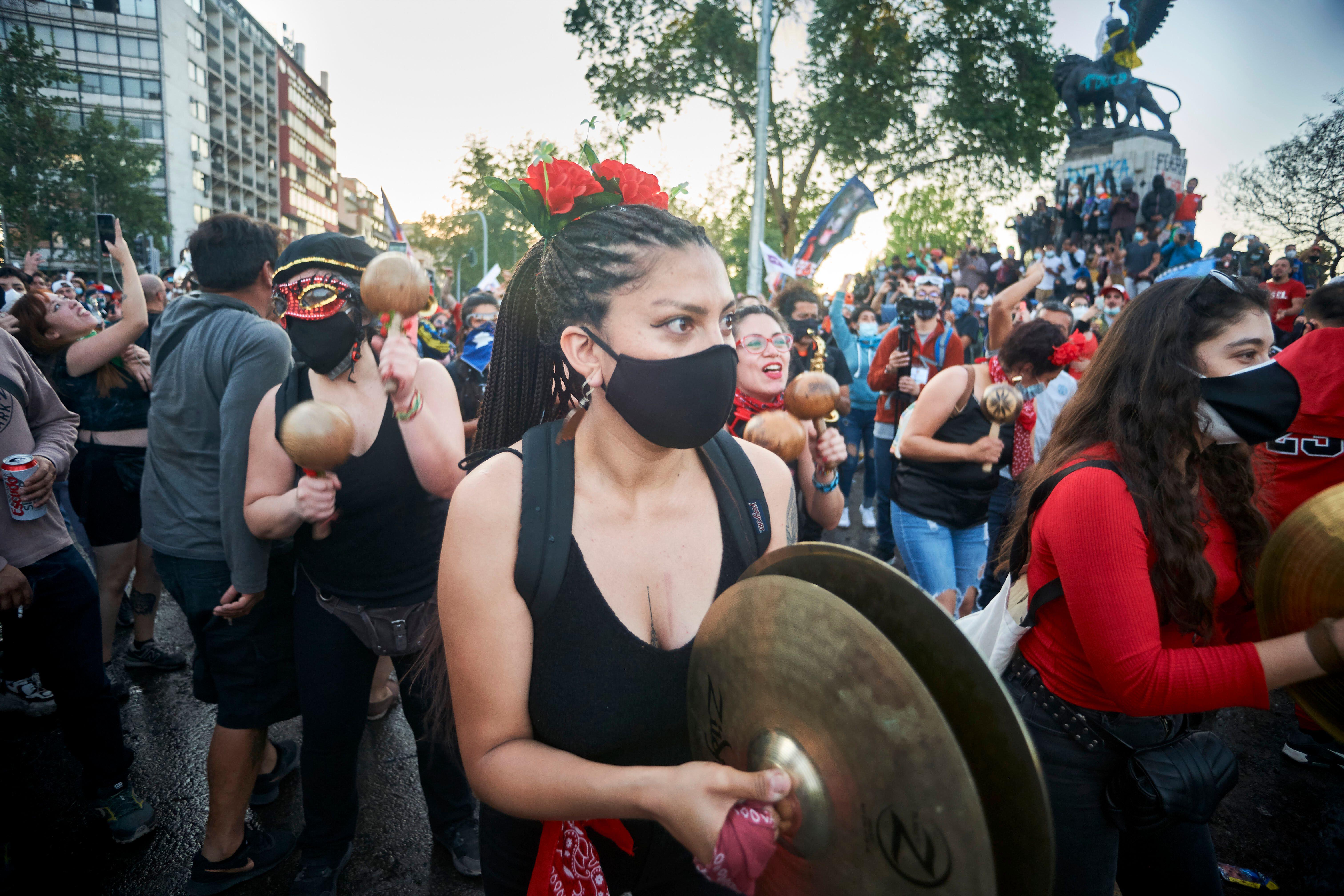 O CHILE ACORDOU. O povo luta nas ruas contra o…