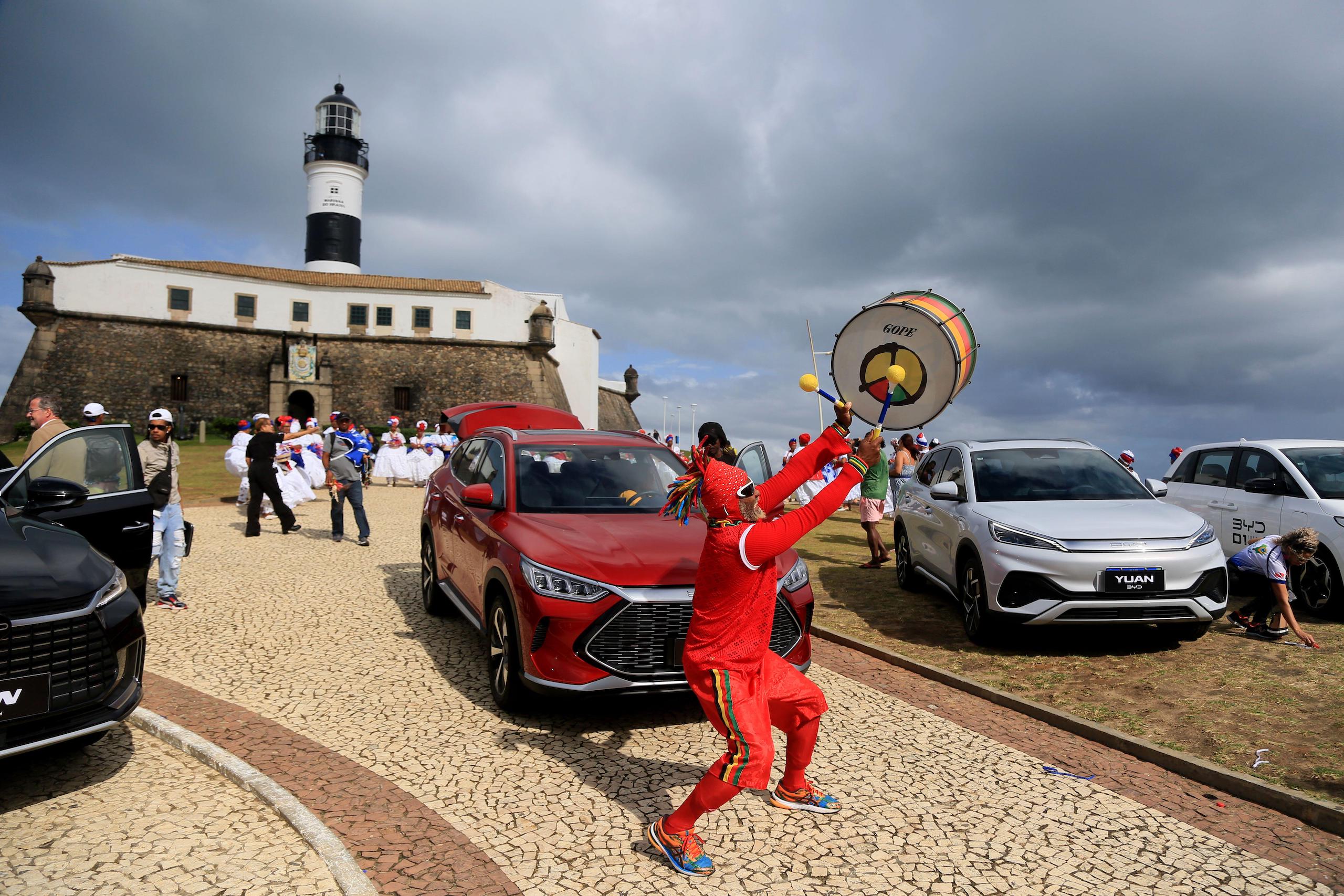 Chinesa BYD anuncia 1ª fábrica de veículos elétricos no Brasil